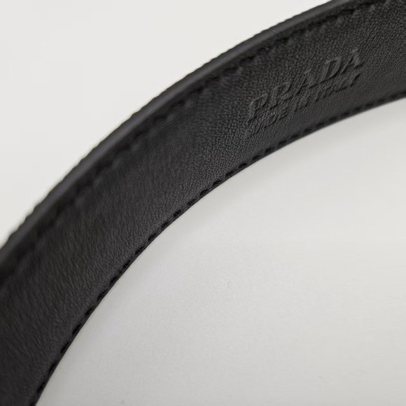 Luxurious Prada black leather belt with signature buckle - Picture 3 of 6